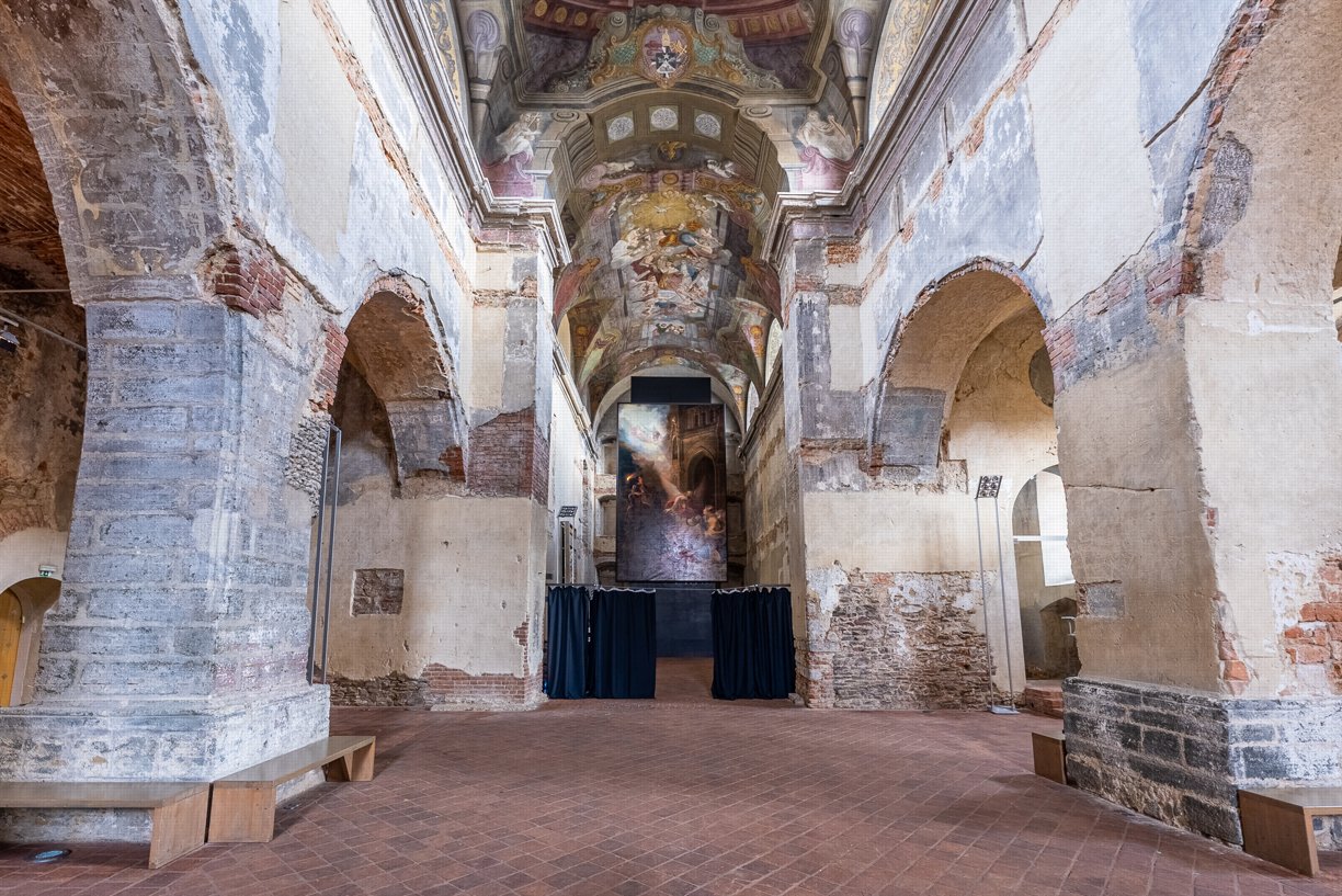 vnitřní prostory napůl zrestaurovaného kostela